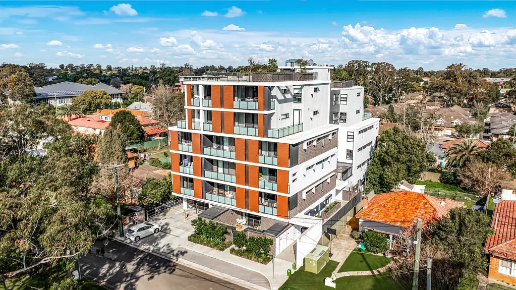Penrith 2房 Penrith市中心精品分层设计 宽敞明亮双人卧室 隐秘安全私密建筑 羊毛混纺地毯+创新窗户 Quartz Calcutta石台面+豪华电器 天台360度全景露台 安全地下停车库+访客停车位 独特29套公寓设计 绝佳地理位置便利生活 Spacious Two Bedroom Apartment in Boutique Complex