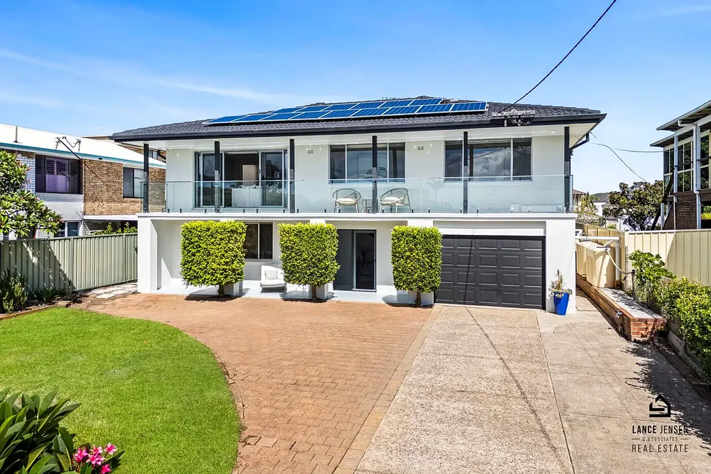 Swansea 4कमरा Views, Family Living & Prime Position – Beach Lifestyle Awaits!