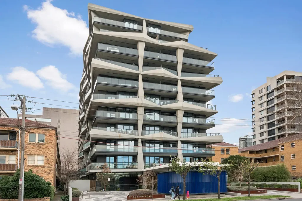 Melbourne 2房 黄金地段 modern公寓 壮丽全景 高端电器 奢华浴室 配套齐全 安全车位 生活便利尽享 Luxury Living at Lakeside