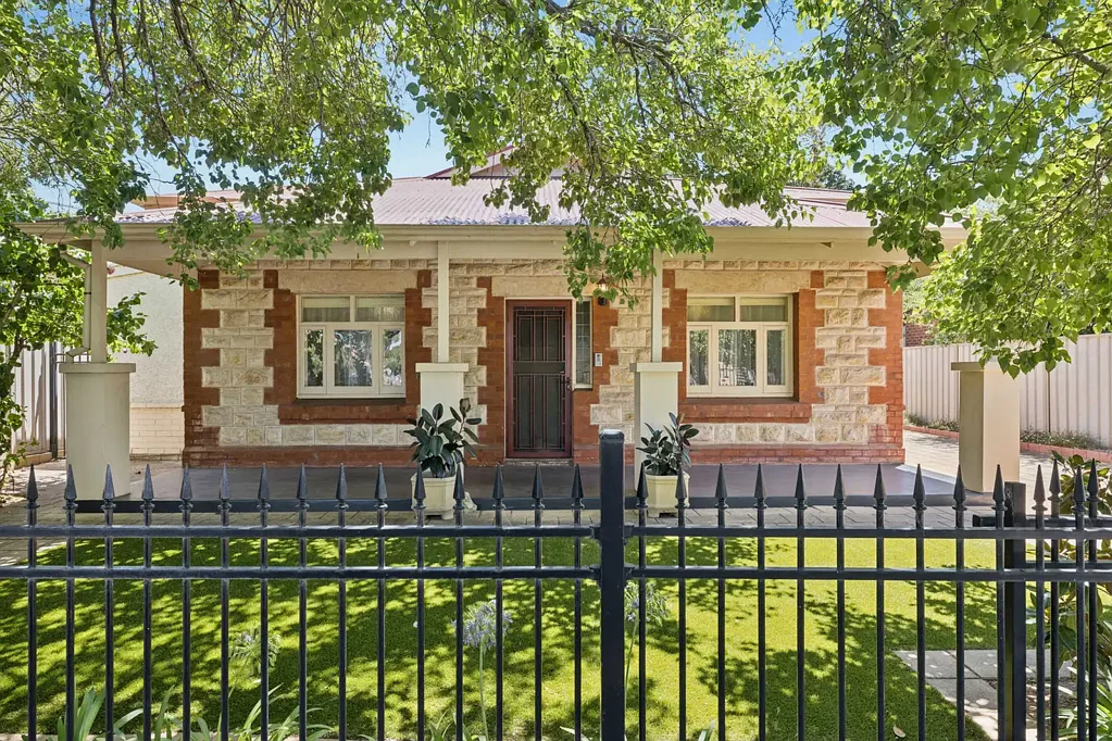 Mile End 4침실 Historic Charm Finds Modern Luxury with Near-City Convenience
