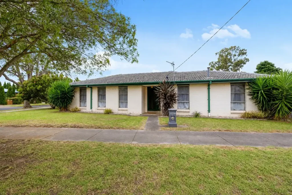 3 BEDROOM LOW MAINTENANCE HOME