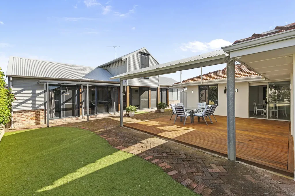 Hillarys 3房  Elevated Living… With a Very Special Extra