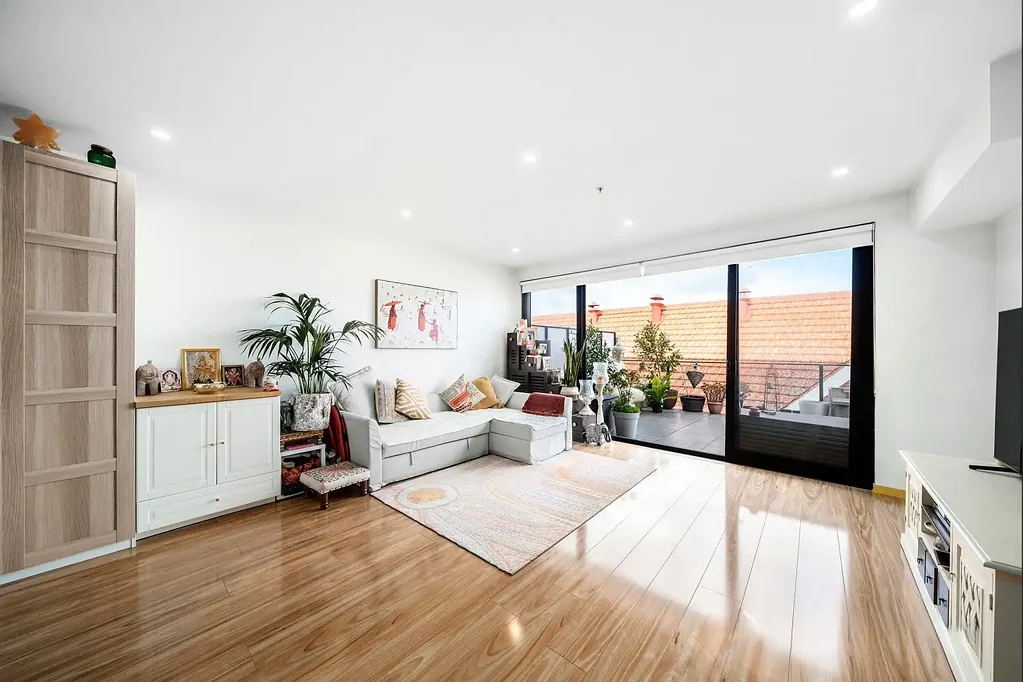 Luxury 2-Bedroom Apartment w/ Study in McKinnon School Zone
