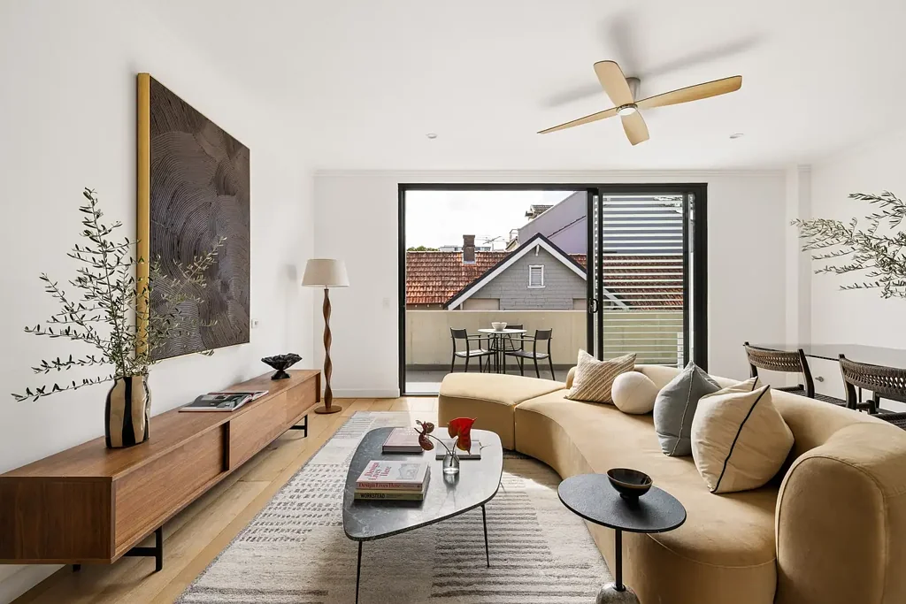 Surry Hills 2房 顶层朝北景观 双入口阳台 Smeg厨房 主卧套间浴缸 舒适便捷生活 Architect-crafted top-floor residence / large north-facing balcony