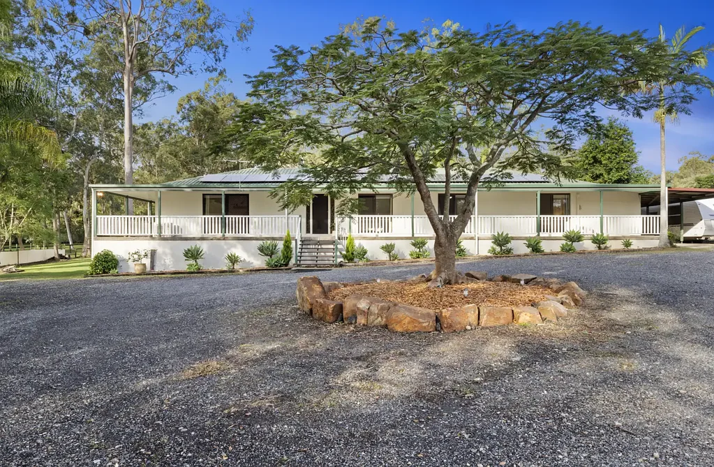 Forestdale 4房 4651m²广阔地块 宽敞四卧 主卧套房 精美翻新浴室 全新地板 更新厨房 自然采光 迷人壁炉 闪亮盐水泳池 广阔户外娱乐区 大型6x9m shed 四车容纳空间 宁静乡村生活 便利日常出行 Space, Lifestyle & Entertaining in Sought-After Forestdale