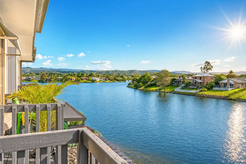 Varsity Lakes 3房  Elevated Living in Prime Location with Water, Skyline and Hinterland Views