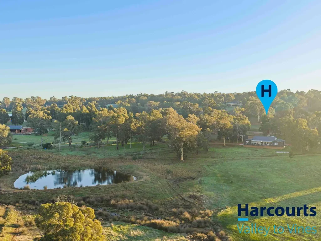 Lower Chittering 5Zimmer Rare 11acres with Spring Fed Dam & Stunning Family Home