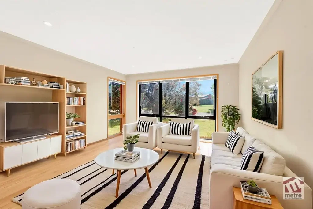 ACCESS TO COMMUNAL POOL & TENNIS COURT!