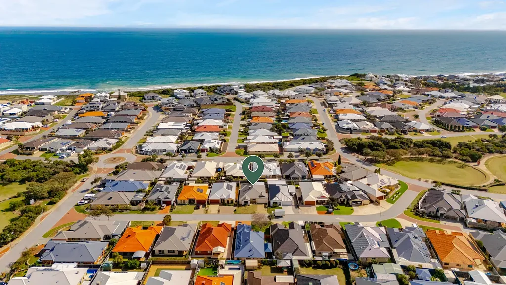 Halls Head 4 Bedroom Coastal comfort & family living at its finest.