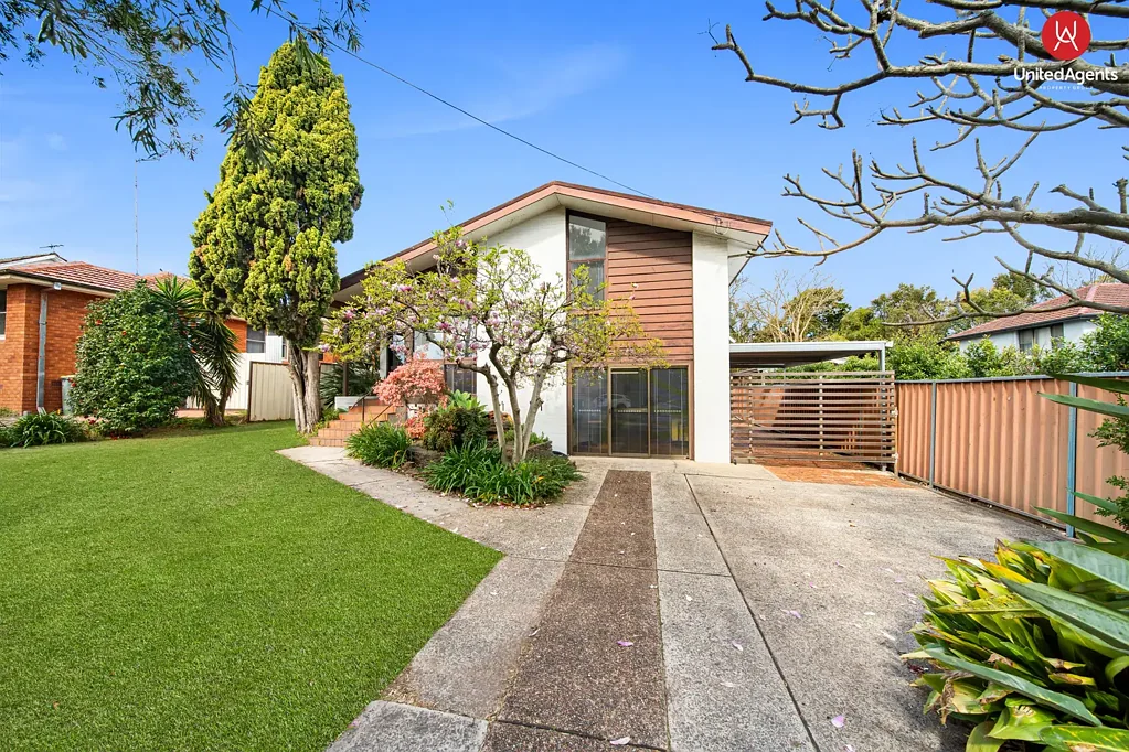 Campbelltown 4房 双收入潜力 720sqm土地 4卧3区 开放式客厅 高天花板 主卧带浴缸 双车位车库 大型后院 Exceptional Investment Opportunity - Campbelltown