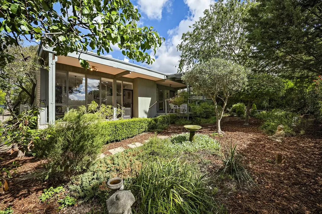 Spence 3房  Garden Sanctuary with Light Filled Living