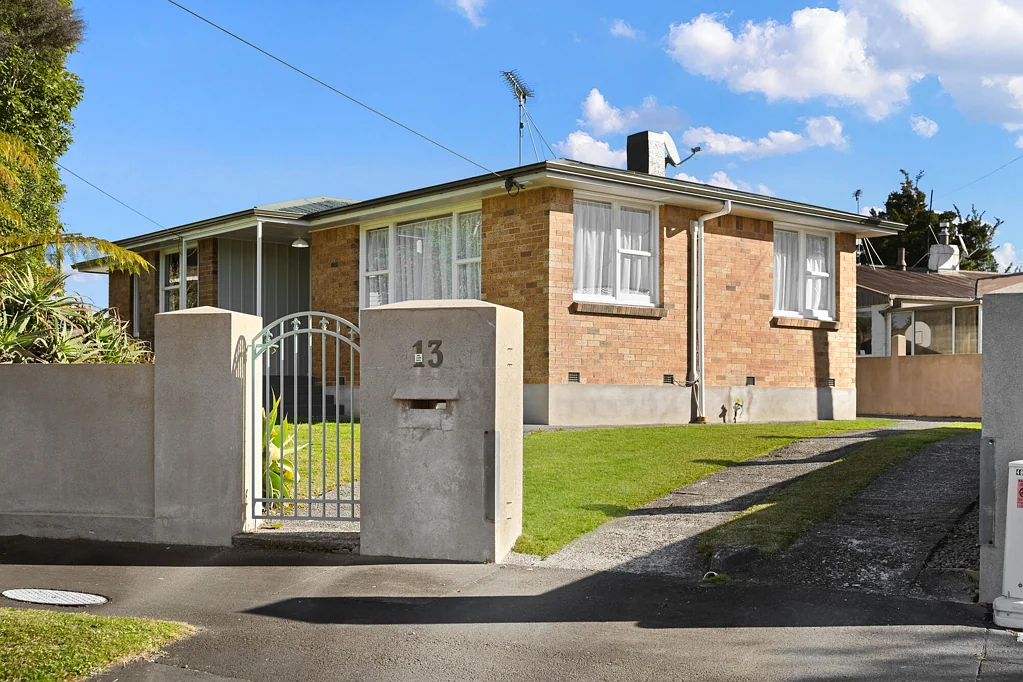 Dinsdale 3Moenga Serious Storage Space and Office | Brick Home