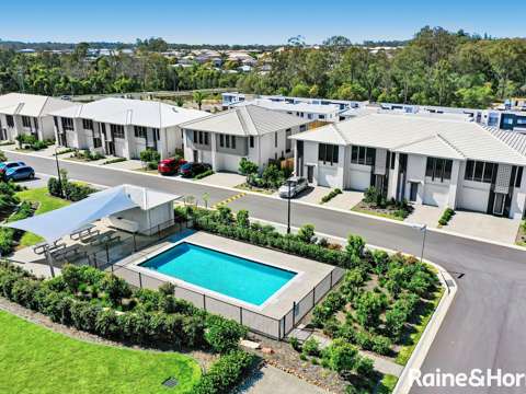 SINGLE ROOM FOR RENT in Luxury Pimpama Townhouse