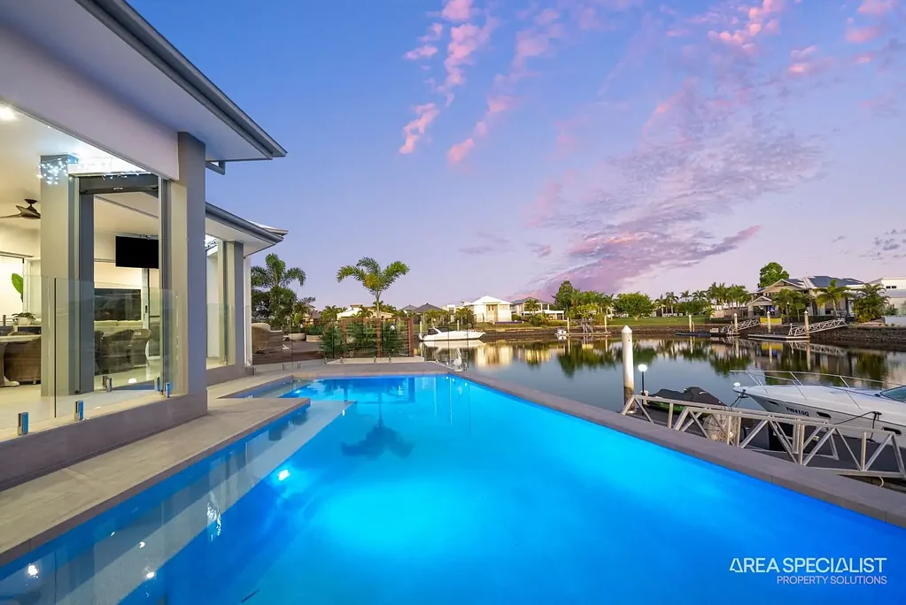 Jacobs Well 4ਬੈੱਡਰੂਮ Prestige Waterfront Perfection | Rare 39m Water Frontage | Poolside Luxury & Boating Lifestyle