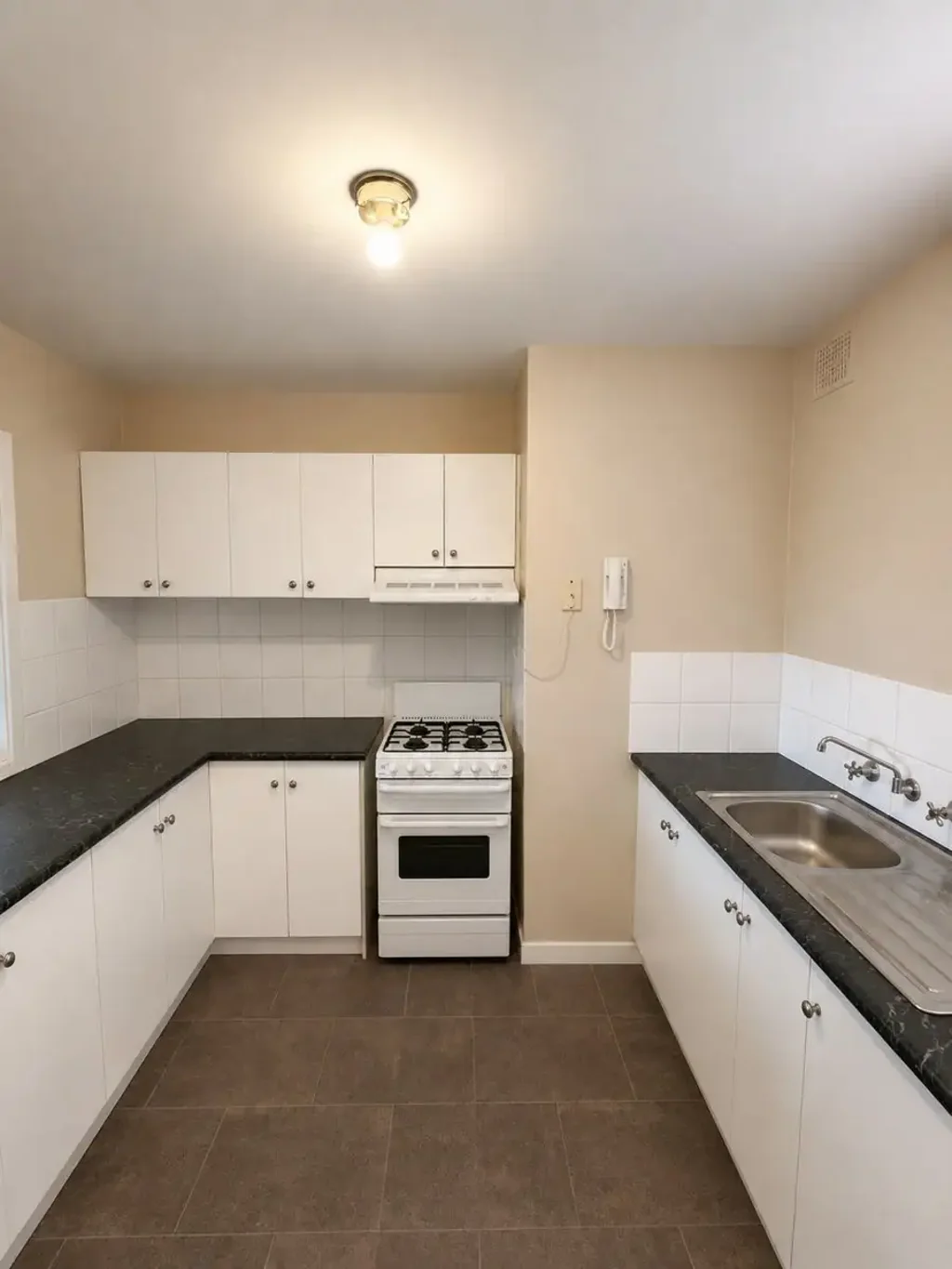 LOW-MAINTENANCE 2-BEDROOM UNIT IN PARMELIA