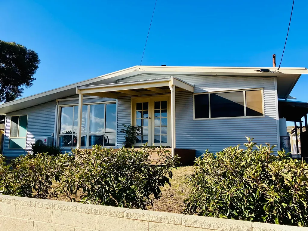 Comfortable modern 4 bedroom family home with great views