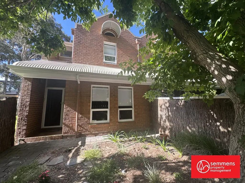 STUNNING 3 BEDROOM TOWNHOUSE - AMAZING LOCATION