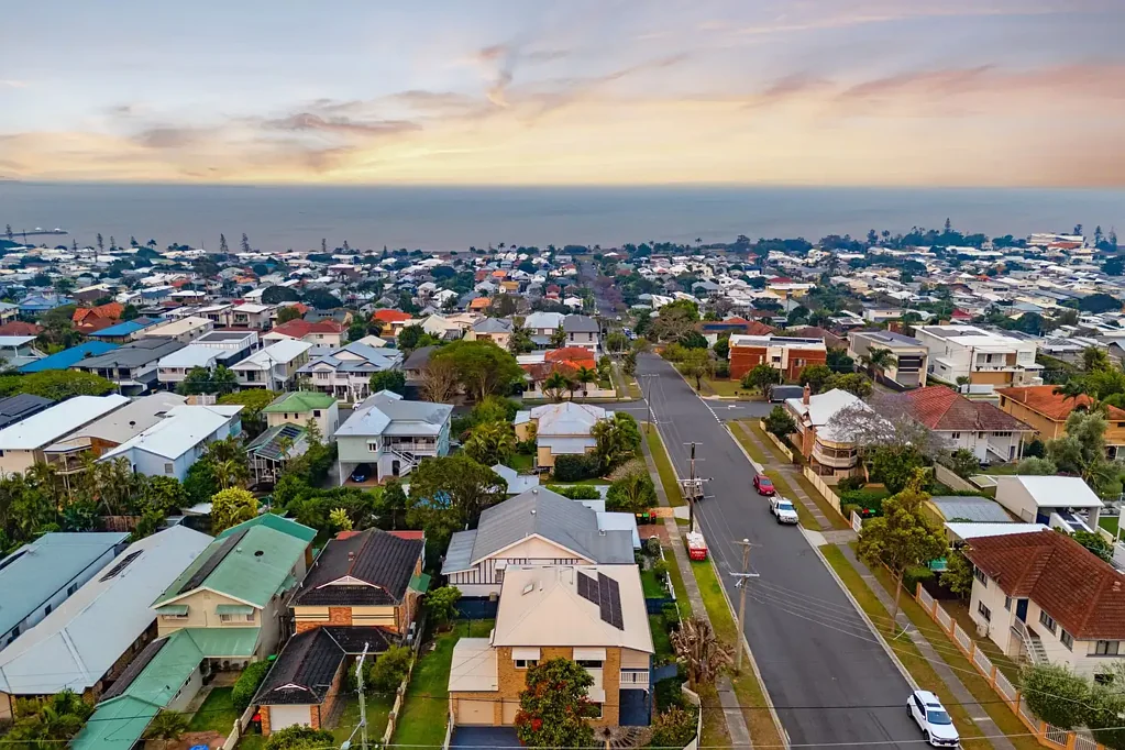 Wynnum 4房 步行可达海滨 时尚现代厨房 四卧双豪华浴 双车库环绕露台 悠闲海湾生活 Renovated Family Home on the Prestigious Wynnum Terraces