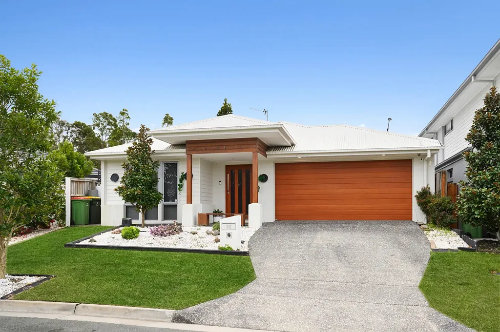 Coomera 4 Bedroom ARCHITECTURALLY DESIGNED LUXURY MEETS FAMILY COMFORT IN FORESHORE ESTATE!