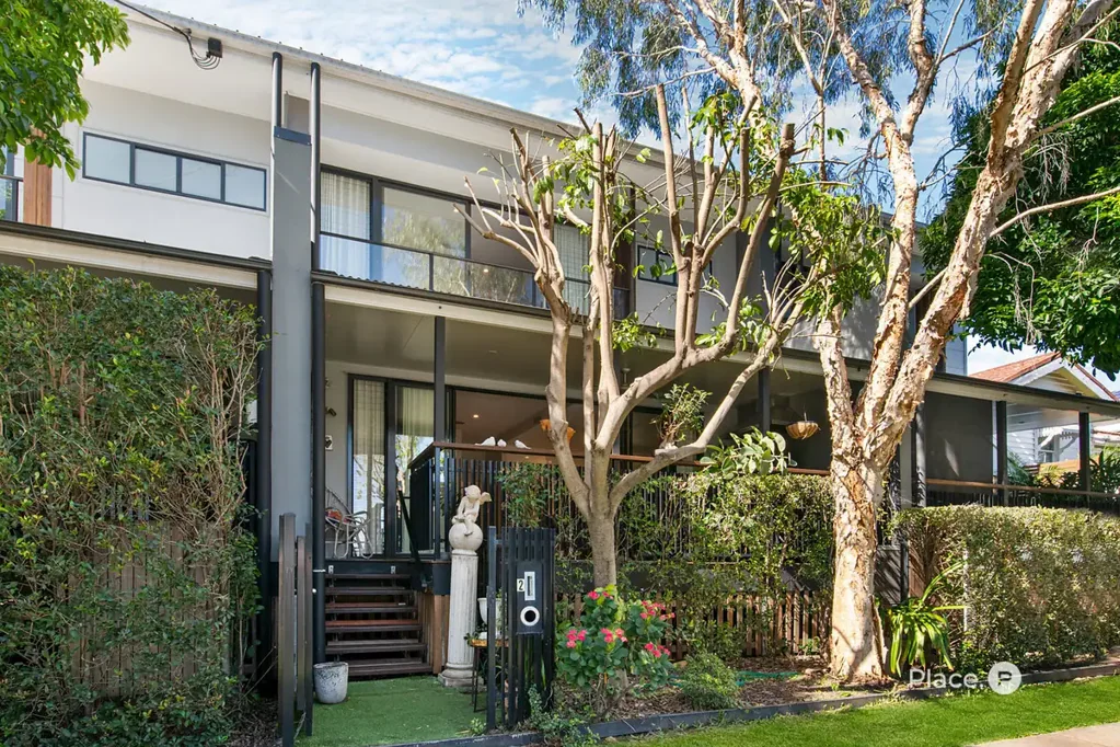 Bulimba 3房 Bulimba核心地段 建筑师设计 双层住宅 俯瞰公园 高天花板 新木地板 遮盖露台 BBQ&Pizza炉 太阳能发电 双车库 多功能室 低维护生活 河岸近便 Architecturally Designed Parkside Residence in Exclusive Bulimba Enclave