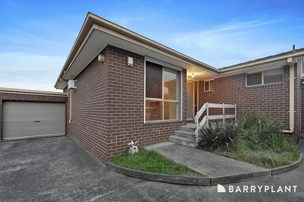 Three bedroom Unit in the Heart of Mill Park!
