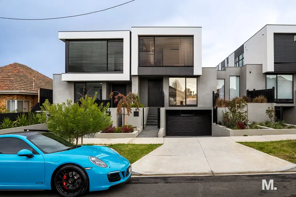 Moonee Ponds 4房 欢迎回家  Moonee Ponds的全新家园  三层豪华生活方式  电梯便利  靠近精英学校&美食享受  大卧室 带双梳妆台主卫浴  开放式起居区  V-Zug电器厨房  大理石表面  太阳能加热游泳池  三车位遥控车库 DESIGNED TO TURN HEADS - EVEN FAMOUS ONES.