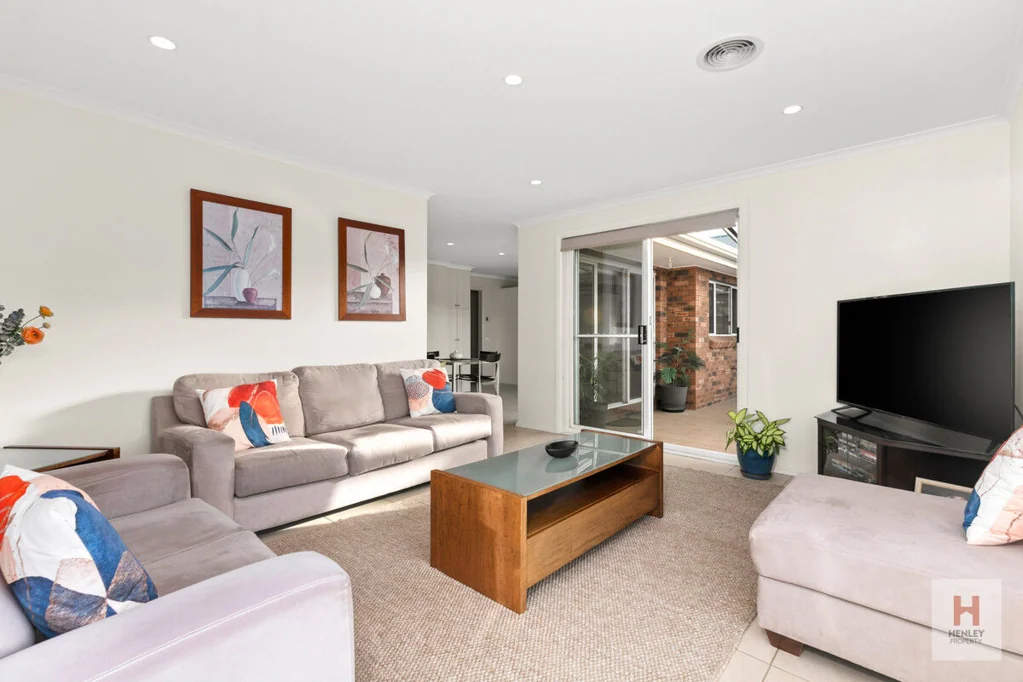 8 Mosely Avenue, Cooma, NSW 2630