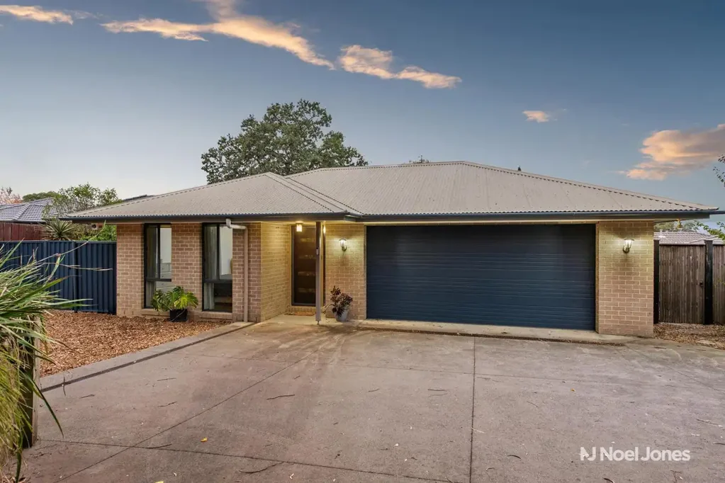 Croydon North 3房 2007年建造 874sqm地块 Hotondo Homes 5星能源评级 竹地板 现代厨房 宽敞卧室 双车库 私密庭院 持续性设计 优质学校附近 Spacious, Energy-Efficient Living in the Heart of Croydon North