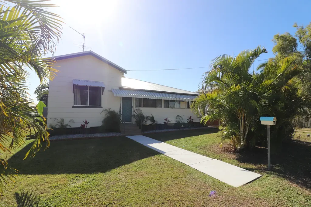 Ayr 4 Bedroom Upgraded Family Home