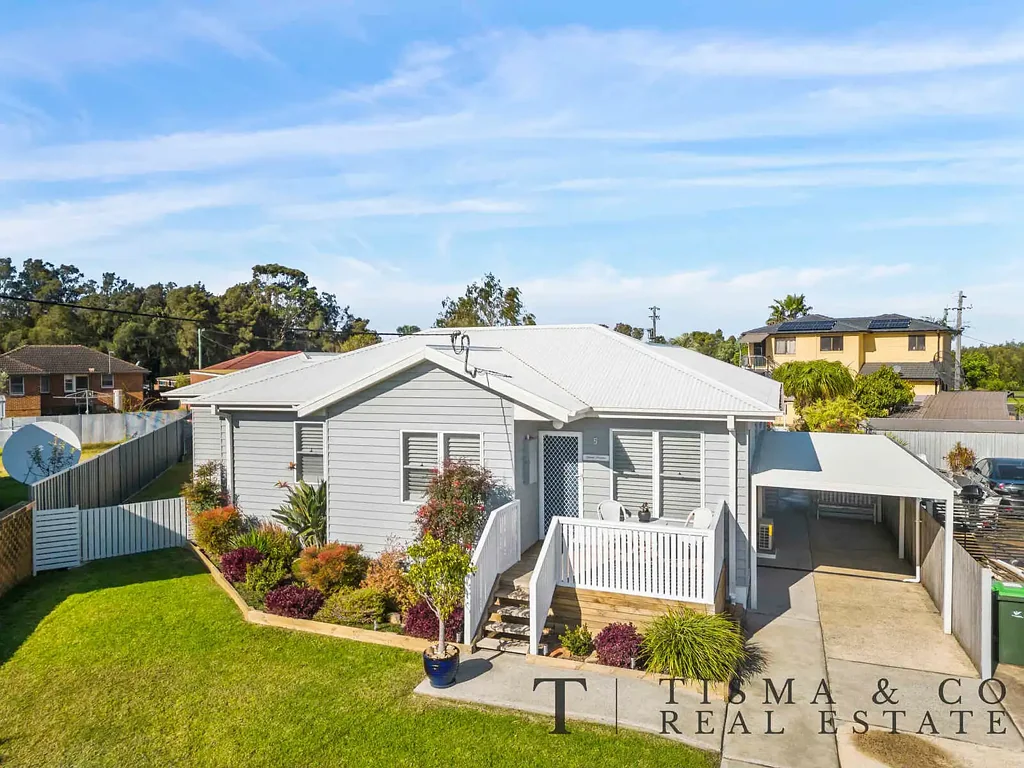 Berkeley 3 Bedroom LAKESIDE LIVING – ENTERTAINER’S DREAM