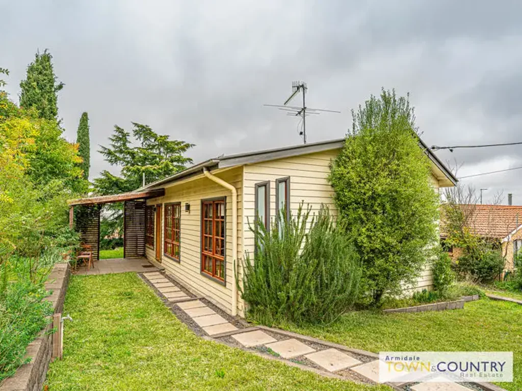 27 Laurence Avenue, Armidale, NSW 2350