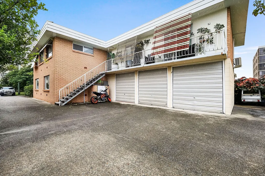 Biggera Waters 2房  Renovator's Special in Prime Biggera Waters