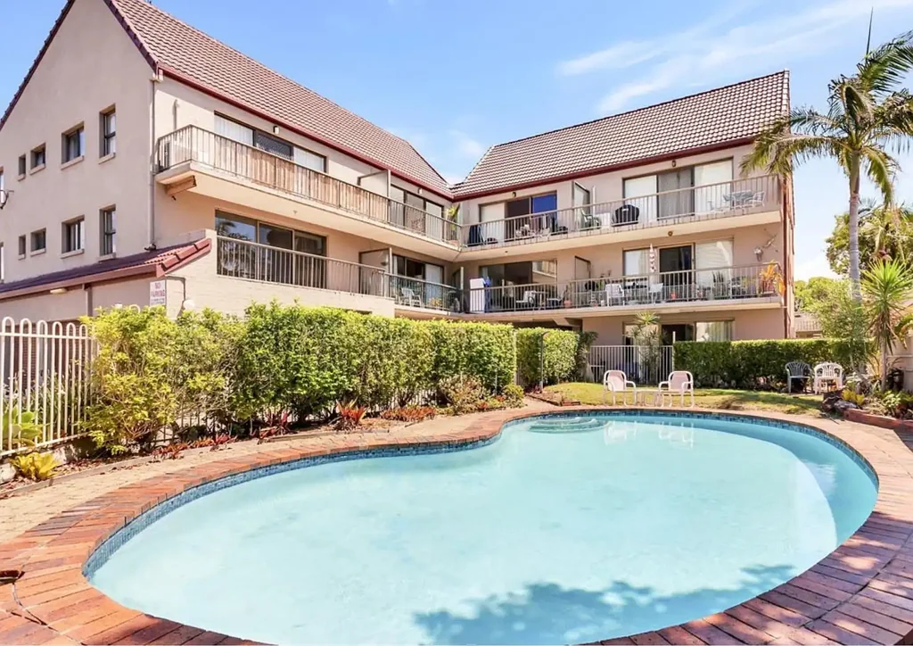 Sunny Top Floor Unit - Walk to Everything!