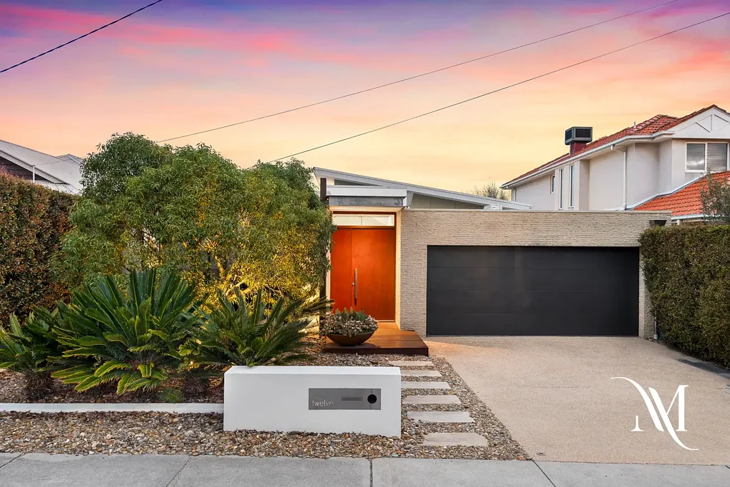 Aspendale 4Zimmer AUCTION SAT 25TH OF OCT AT 11:30AM | Single Level, Seaside Architectural Splendour