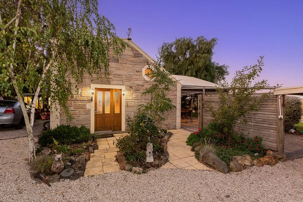 Three bedroom home on equestrian property in Oakbank