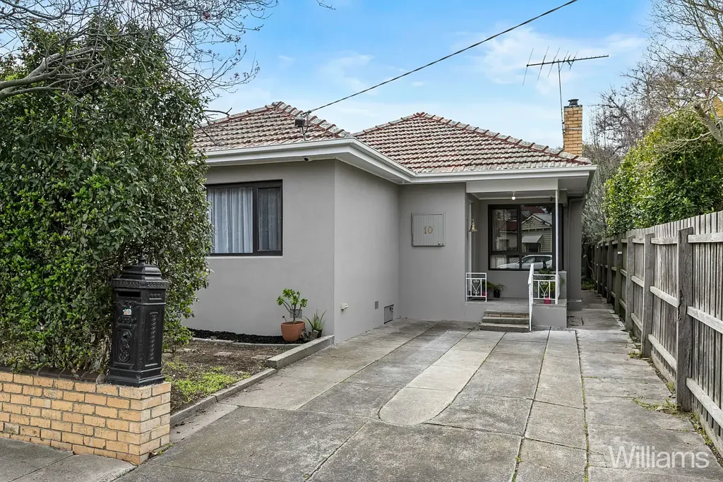 Newport 3 Bedroom Charming 1950s Home in a Prime Newport Pocket