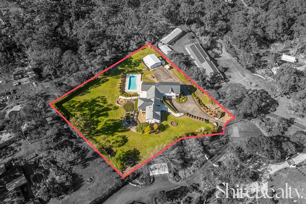 Kenthurst 5房 宽敞格局现代装修 6001平米地块 多个生活区域 设计师厨房 水疗池游泳池 学区房位置优越 Grand family entertainer in a quiet cul-de-sac