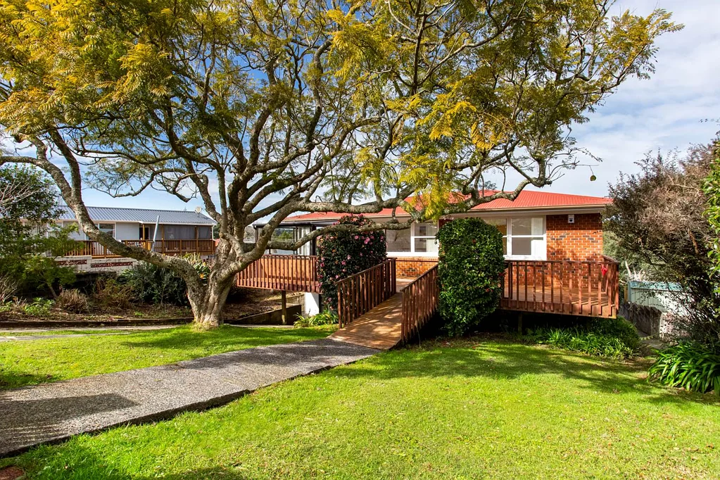 Glenfield 4房 708m²永久产权地块+MHS分区！坚固砖混住宅，步行至巴士站/灌木保护区，请忽略政府估价！ Freehold Brick & Block: Ignore the CV!