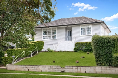 Lalor Park 4房 宽敞588.1sqm地块 主卧带步入式更衣室 开放式起居区 双车库 安全庭院 家庭友好布局 Made for Memories