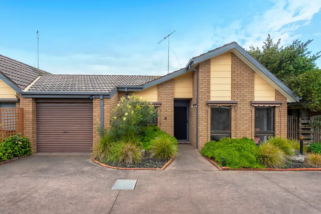 Low-Maintenance Coastal Living in a Prime Powell Street Location