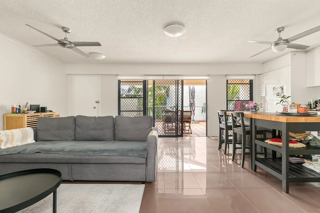 Taringa 2房 两居室独立卫浴  开放式起居用餐  遥控车库  全屋空调  洗碗机冰箱  宽敞阳台  游泳池烧烤视野  近公共交通  步行至购物中心  大学巴士停靠 Spacious Inner West Apartment Minutes from Indooroopilly Centre