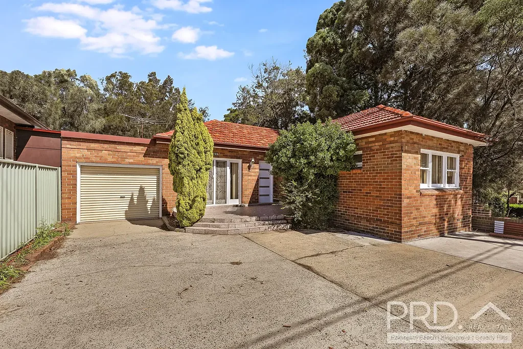 Kingsgrove 5ਬੈੱਡਰੂਮ FULL BRICK FAMILY HOME PLUS 2 BRM GRANNY FLAT W/ REAR LANE ACCESS - POTENTIAL RENTAL RETURN $1,400 P/W APPROX.