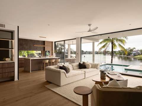 Burleigh Waters 5 Bedroom Brand New Luxe Lakefront Oasis
