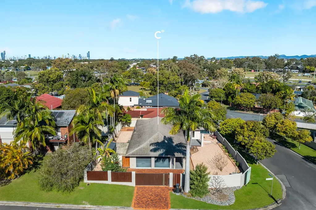Ashmore 3房  Renovated Family Home on a Spacious 680m² Corner Block