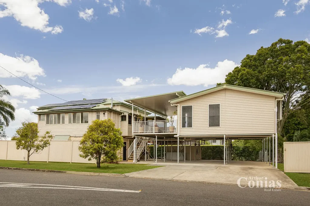 Yeerongpilly 4房 736平米阔地 双套住宅 精致翻新厨房 63平米底层空间 高人气拐角 双街入口 近火车站巴士 好学区 6.6千瓦太阳能 NBN光纤 Versatile Home Offering Dual Living, Space for Home Business and an excellent net return