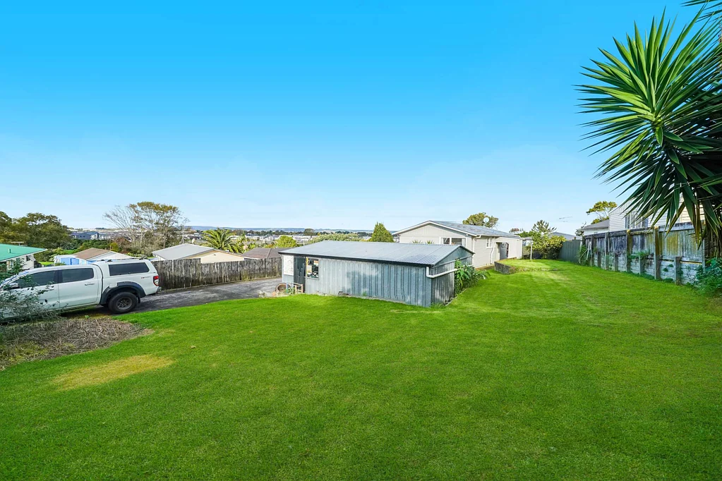 Manurewa 3房 1017㎡永久产权地块！分割潜力+毗邻高速/学校/海滩，隶属MHS分区！ Elevated, Sunny, Full of Potential – 1017m² Fr...