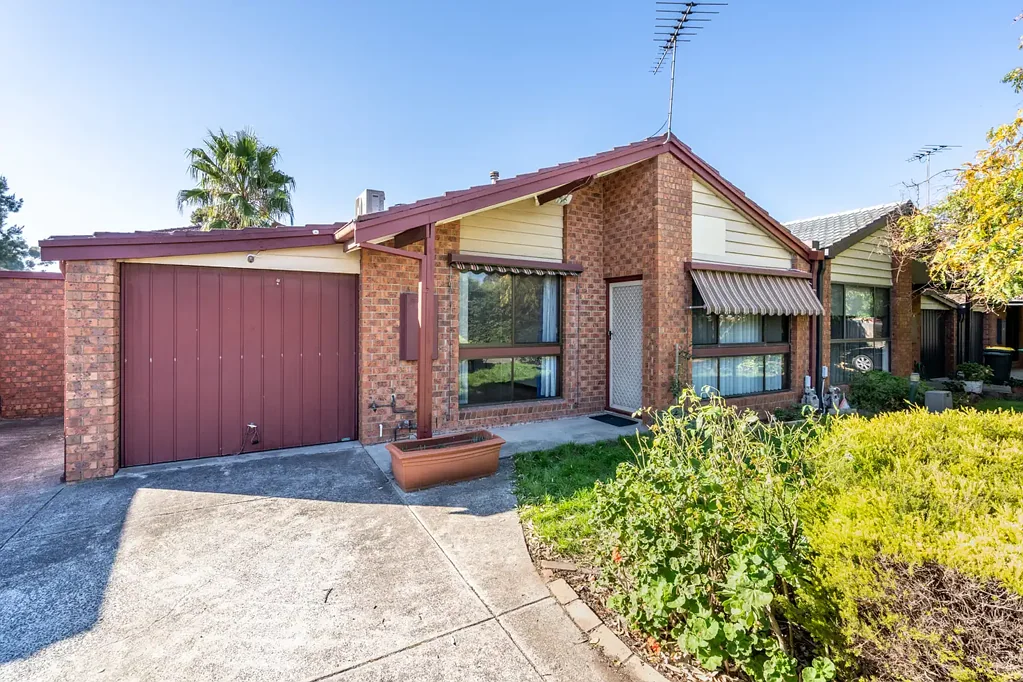 Walking distance to Bundoora square...