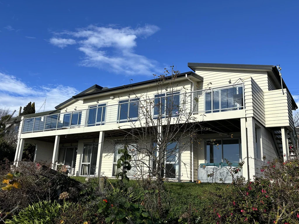 Oamaru 4chambre Elevated luxury with sweeping harbour & sea views