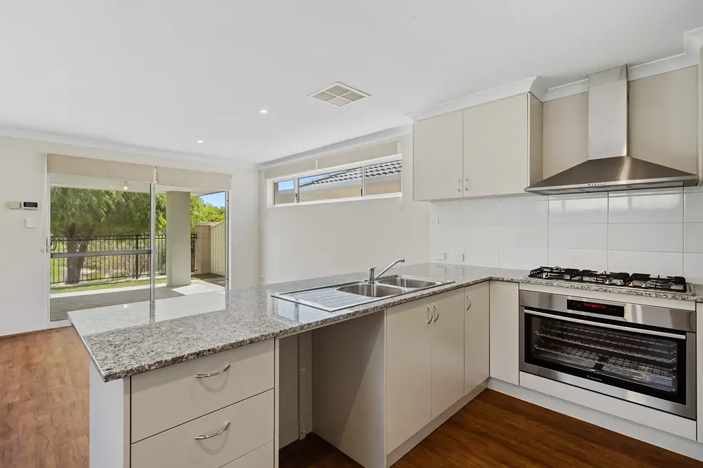 17 Benalla Way, Lakelands, WA 6180