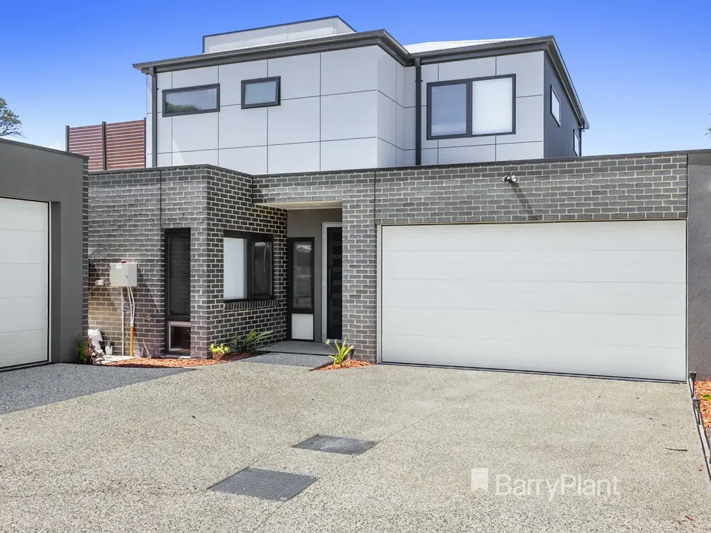 4 Bedroom, 3 Bathroom Townhouse 200m to Foreshore
